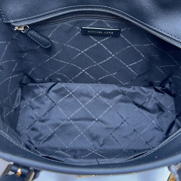 MICHAEL KORS
Jet Set Travel Logo Top-Zip Tote Bag
BLACK SIGNATURE COLOR - Picture 11 of 16